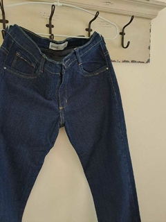 Jean azul oscuro - MUAA - Talle 26. La cintura mide 33.5 cm. - comprar online