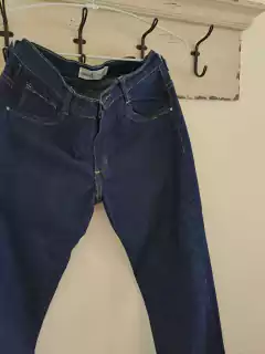 Jean azul oscuro - MUAA - Talle 26. La cintura mide 33.5 cm. - comprar online