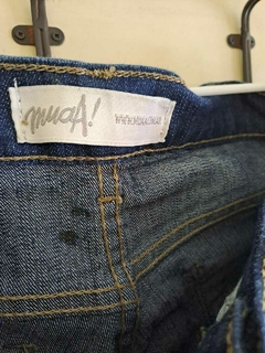 Jean azul oscuro - MUAA - Talle 26. La cintura mide 33.5 cm. en internet