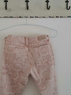 12A | Jean rosa animal print c cierre abajo - KSK - Talle 12 años. La cimtura mide 29 cm. - tienda online