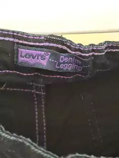 10/12A | Jean azul oscuro tiro bajo - LEVI`S - 10/12 años. Tiene 30 cm de cintura. - Lo Canto • Moda Circular