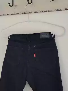 10/12A | Jean azul oscuro tiro bajo - LEVI`S - 10/12 años. Tiene 30 cm de cintura. - comprar online