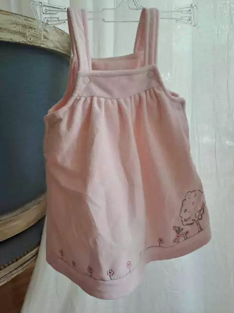 9M | Vestido rosa de polar c tiradores y bordado abajo de arbol y pajarito - BABY BGOSH - Talle 9 meses aprox.