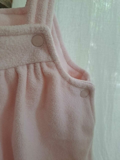 9M | Vestido rosa de polar c tiradores y bordado abajo de arbol y pajarito - BABY BGOSH - Talle 9 meses aprox. en internet