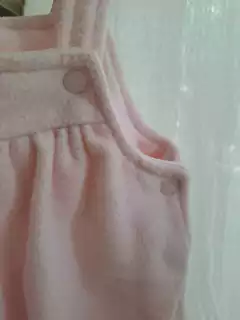 9M | Vestido rosa de polar c tiradores y bordado abajo de arbol y pajarito - BABY BGOSH - Talle 9 meses aprox. en internet