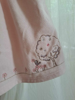 9M | Vestido rosa de polar c tiradores y bordado abajo de arbol y pajarito - BABY BGOSH - Talle 9 meses aprox. - comprar online
