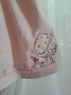 9M | Vestido rosa de polar c tiradores y bordado abajo de arbol y pajarito - BABY BGOSH - Talle 9 meses aprox. - comprar online