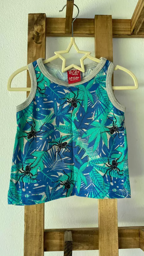 18M | Remera musculosa verde y azul con estampa de araña. GRISINO. 18/24 años.