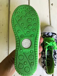 T28 | Zapatillas negras y blancas con cordones flúor. Talle 28. - comprar online