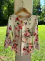 ALE- Camisola blanca con flores mangas acampanadas. Dice XL. Parece más L-