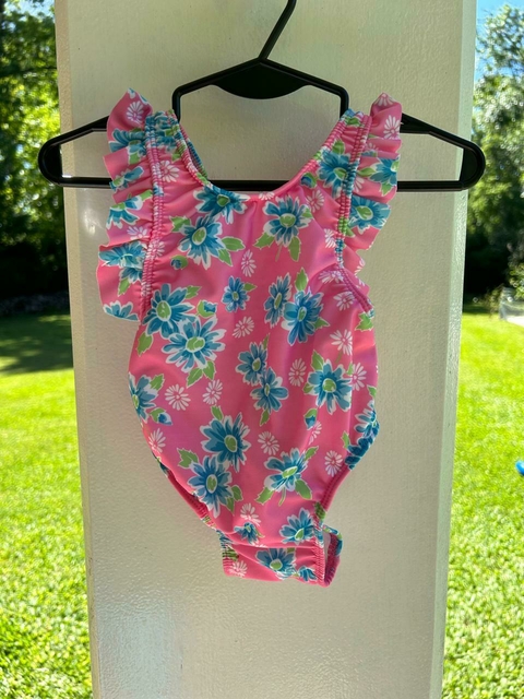 6M | SIN USO- Traje de baño rosa con flores y tiritas volados cruzado. 6 meses.