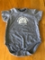 Body MC gris con arcoiris. Mini MIMO. Talle S. 3 meses.