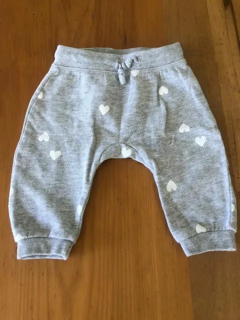 3/6M | Jogging gris con corazones blancos. HYM. 3/6 meses.