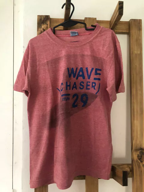 8A | Remera bordo con surfer. Talle 8 años.