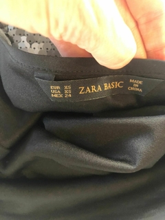 Pollera negra con lentejuelas. ZARA. Talle xs de adulto pero parece Small- Ver medidas de la foto. 38 cm de cintura. - comprar online