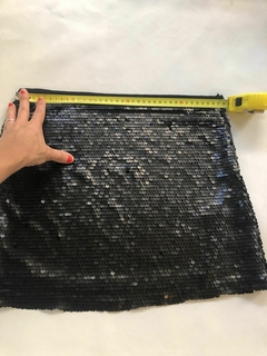 Pollera negra con lentejuelas. ZARA. Talle xs de adulto pero parece Small- Ver medidas de la foto. 38 cm de cintura. en internet