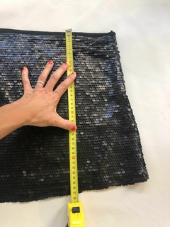 Pollera negra con lentejuelas. ZARA. Talle xs de adulto pero parece Small- Ver medidas de la foto. 38 cm de cintura. - tienda online