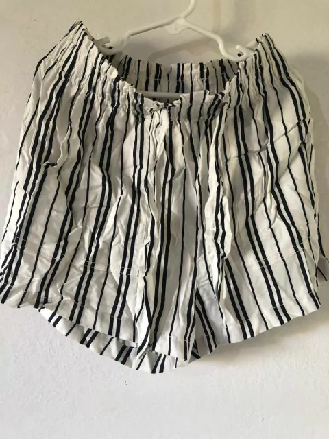 8/10A | Short a rayas blanco y negro con elástico. HYM. 8/10 años.