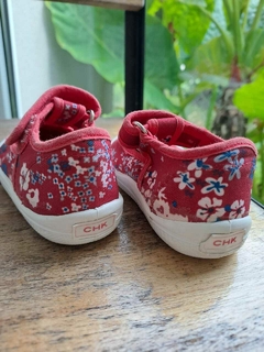 T19 | Zapatillas guillerminas de tela roja c flores azul y blanco - CHEEKY - Talle 19 - Lo Canto • Moda Circular