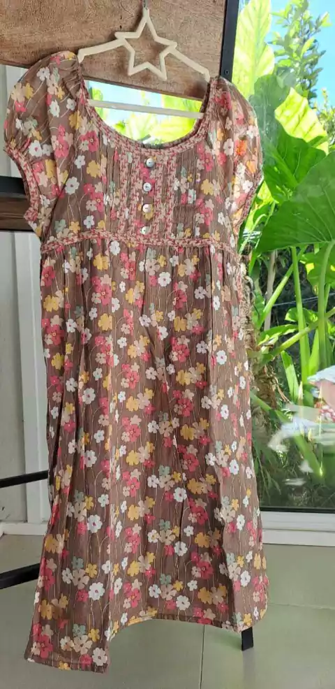 8A | Vestido marrón claro MC c flores rosas y amarillas, cierre atrás y cinto - CHRISTINE - Talle L (8 años aprox.)