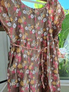8A | Vestido marrón claro MC c flores rosas y amarillas, cierre atrás y cinto - CHRISTINE - Talle L (8 años aprox.) - Lo Canto • Moda Circular