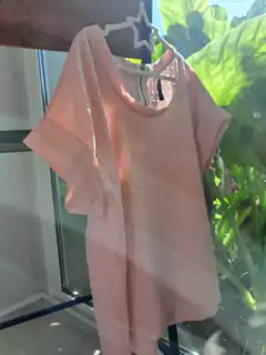 Remera MC rosa viejo de gasa cierre atrás, c relieve de rombos - Talle M - comprar online