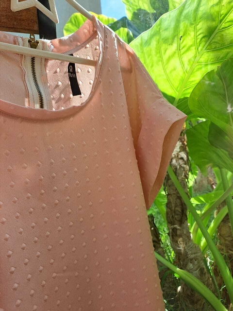 Remera MC rosa viejo de gasa cierre atrás, c relieve de rombos - Talle M
