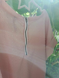 Remera MC rosa viejo de gasa cierre atrás, c relieve de rombos - Talle M en internet