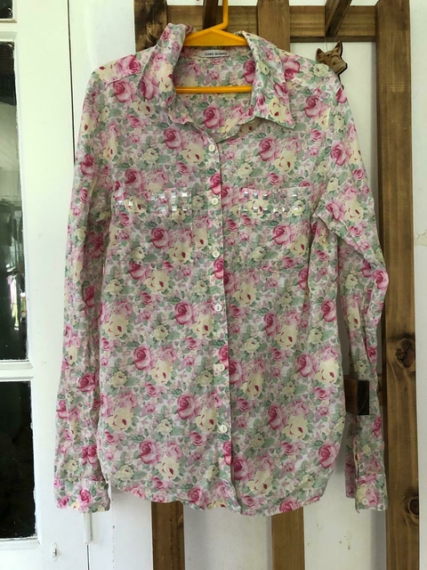 14A | Camisa floreada finita con tachitas en bolsillo. COMO QUIERES. Talle 48. Aprox. 14 años o small chico.