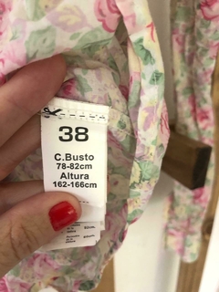 14A | Camisa floreada finita con tachitas en bolsillo. COMO QUIERES. Talle 48. Aprox. 14 años o small chico. - Lo Canto • Moda Circular