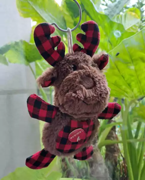 Juguete, peluche de reno, marrón c detalles cuadrille rojo y negro