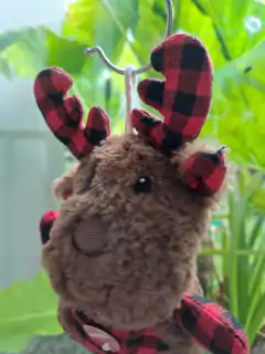 Juguete, peluche de reno, marrón c detalles cuadrille rojo y negro - comprar online