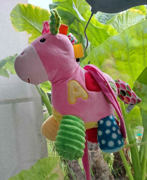 Juguete, peluche de caballito rosa c colores, apliques de tela y aro -