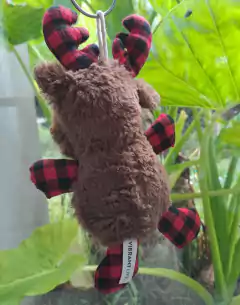 Juguete, peluche de reno, marrón c detalles cuadrille rojo y negro - Lo Canto • Moda Circular