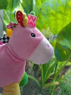 Juguete, peluche de caballito rosa c colores, apliques de tela y aro - - comprar online