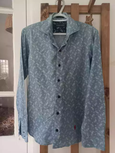 ALE- Camisa celeste con flores ML. Garcon García. Talle S de adulto.