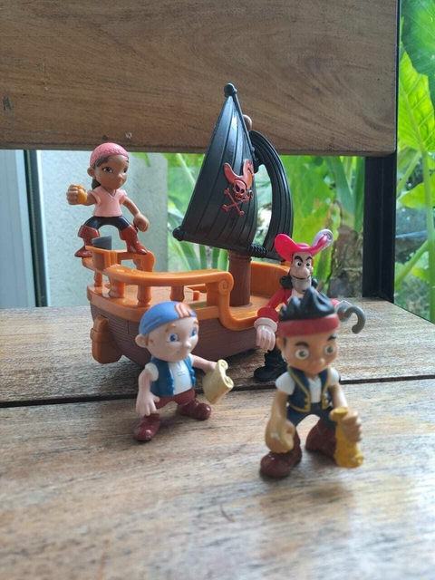 Jake y los piratas y garfio + barco.
