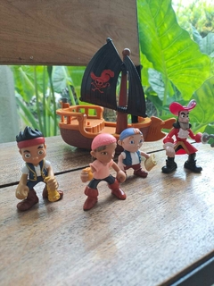 Jake y los piratas y garfio + barco. en internet