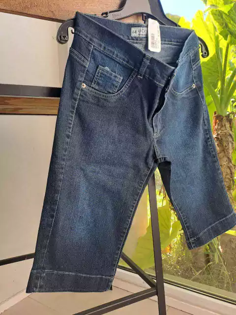 NUEVA! Pantalón bermuda de jean celeste con spandex - VICKY - Dice talle 44 pero es más un 40. Tiene 38 cm de cintura.