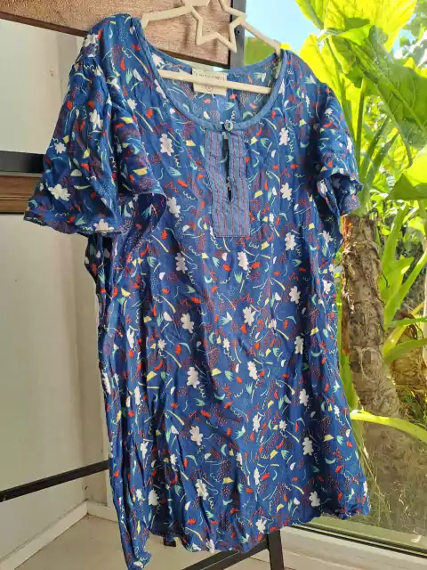 Remera MC azul c dibujos en rojo, blanco y verde - DE PIES A CABEZA - Talle U