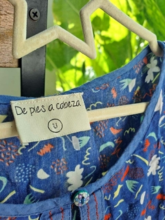 Remera MC azul c dibujos en rojo, blanco y verde - DE PIES A CABEZA - Talle U - comprar online