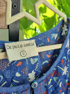 Remera MC azul c dibujos en rojo, blanco y verde - DE PIES A CABEZA - Talle U - comprar online