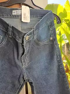 NUEVA! Pantalón bermuda de jean celeste con spandex - VICKY - Dice talle 44 pero es más un 40. Tiene 38 cm de cintura. - comprar online