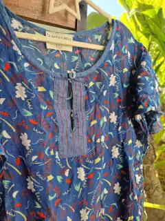 Remera MC azul c dibujos en rojo, blanco y verde - DE PIES A CABEZA - Talle U en internet