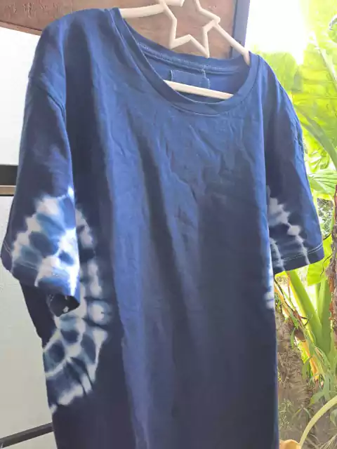 16A | Remera MC azul con detalles batik en blanco - Talle 16 años o S amplio.