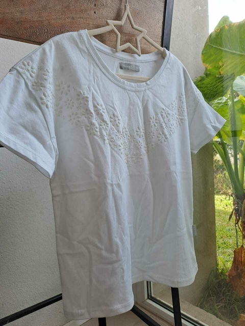 10A | Remera MC blanca c relieve de flores blanco - MIMO - Talle 10 años