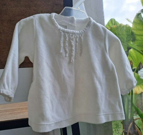 RN | Remera ML blanca abotonada atras, volado en pecho, de plush - Talle RN