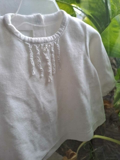RN | Remera ML blanca abotonada atras, volado en pecho, de plush - Talle RN en internet
