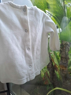 RN | Remera ML blanca abotonada atras, volado en pecho, de plush - Talle RN - comprar online