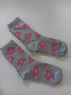 NUEVAS- Set de DOS pares de medias gris y flores rosas. CHEEKY. 30 al 33. Mide 17 cm de talón a punta sin estirar. - comprar online